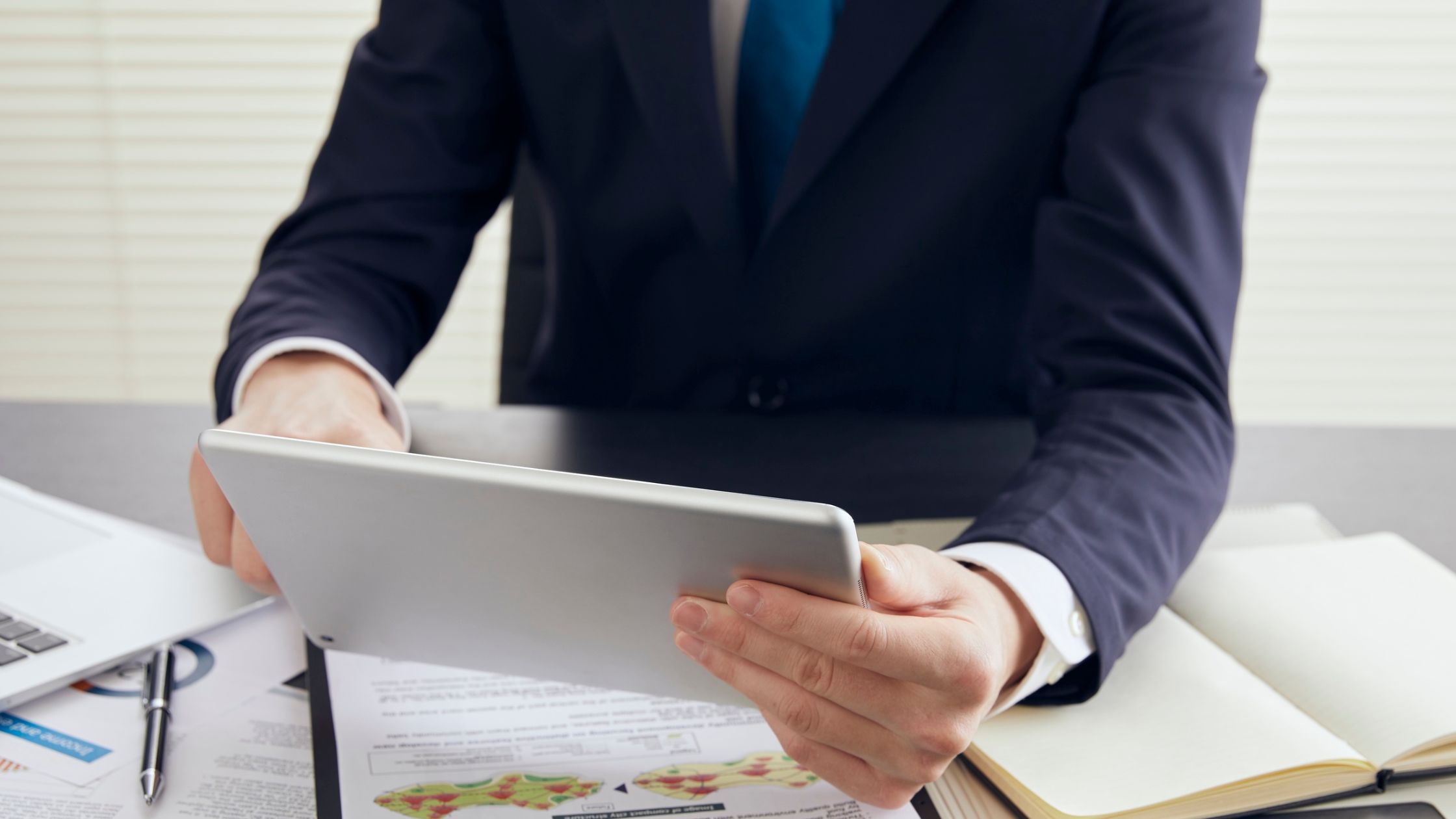 Client checking Columbia lawyer reviews and bar license for trust