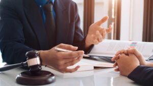 Personal Injury Attorney in New York giving legal advice to injured client