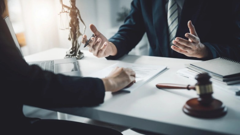 Traffic accident lawyer in New York discussing case with client