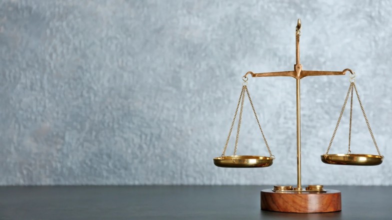 Justice scales showing compensation for medical bills and damages in New York traffic accident case