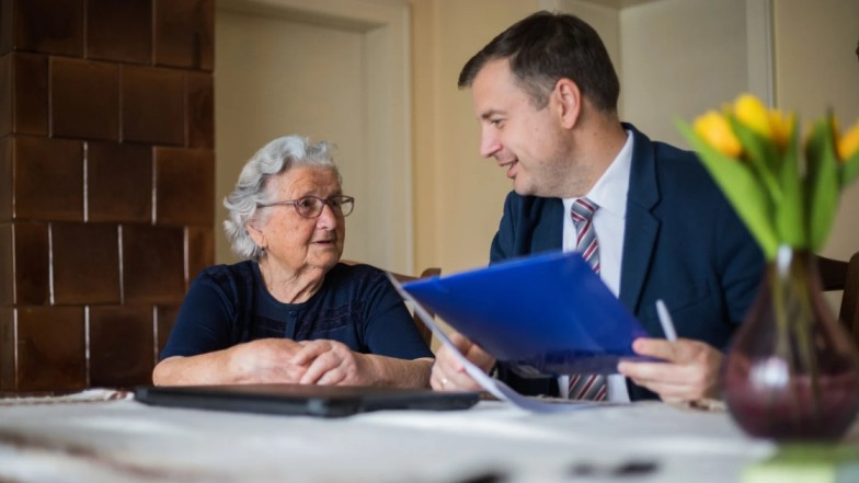 Lawyer in New York discussing slip and fall case fees with client